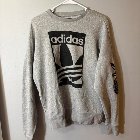 Tops - gray adidas crewneck‎